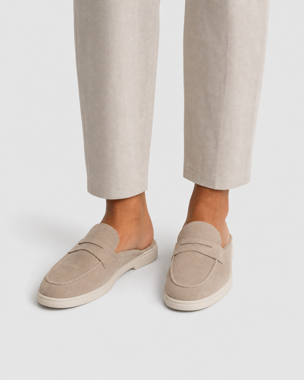The Milan Suede Mules gedragen — studio close-up