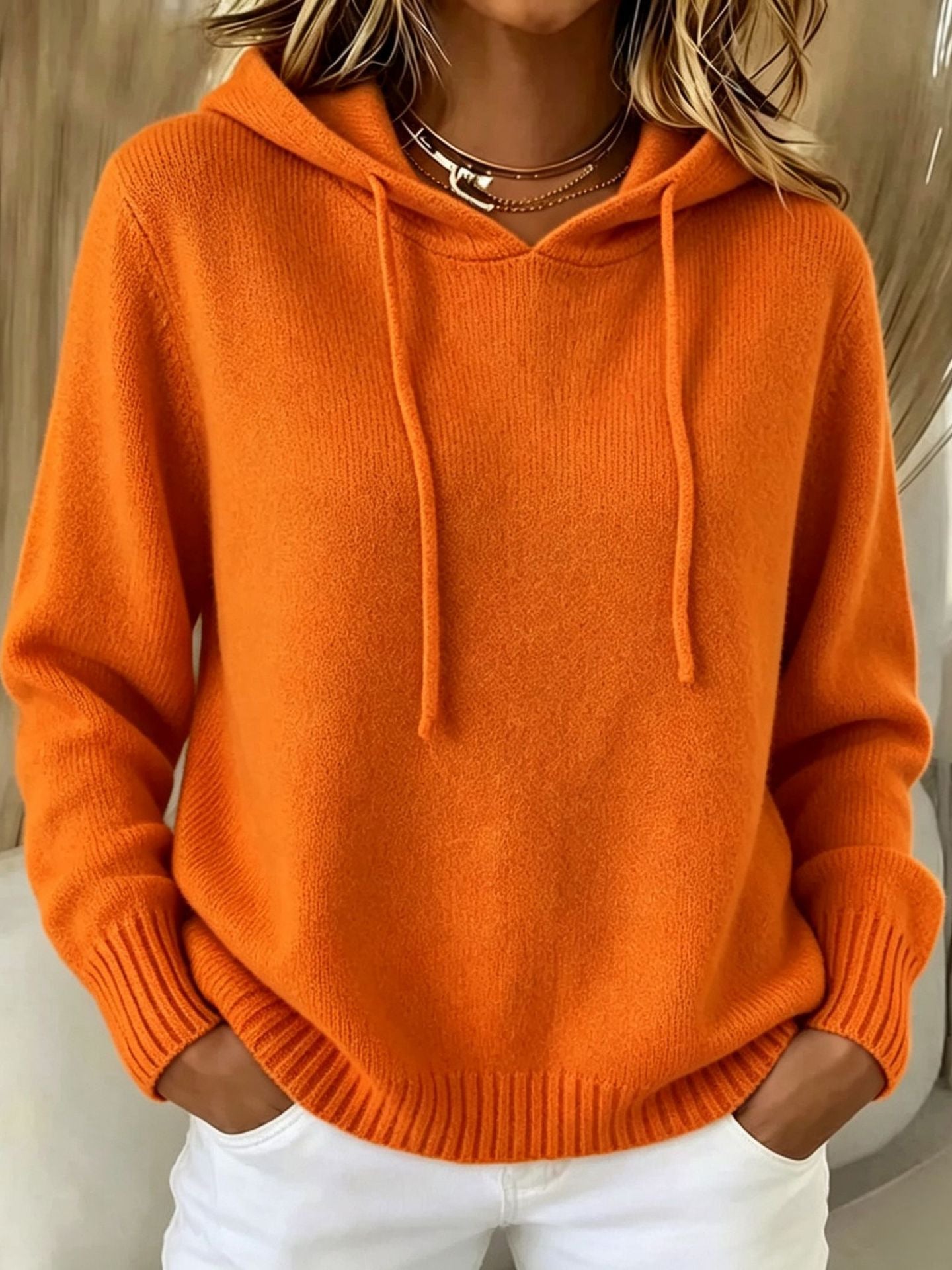Gebreide hoodie met zak - model foto wit