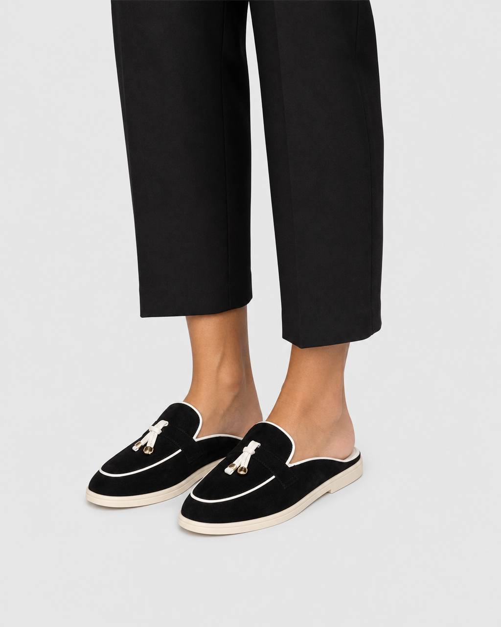 Saint-Tropez Suede Mule Loafers gedragen — studio close-up