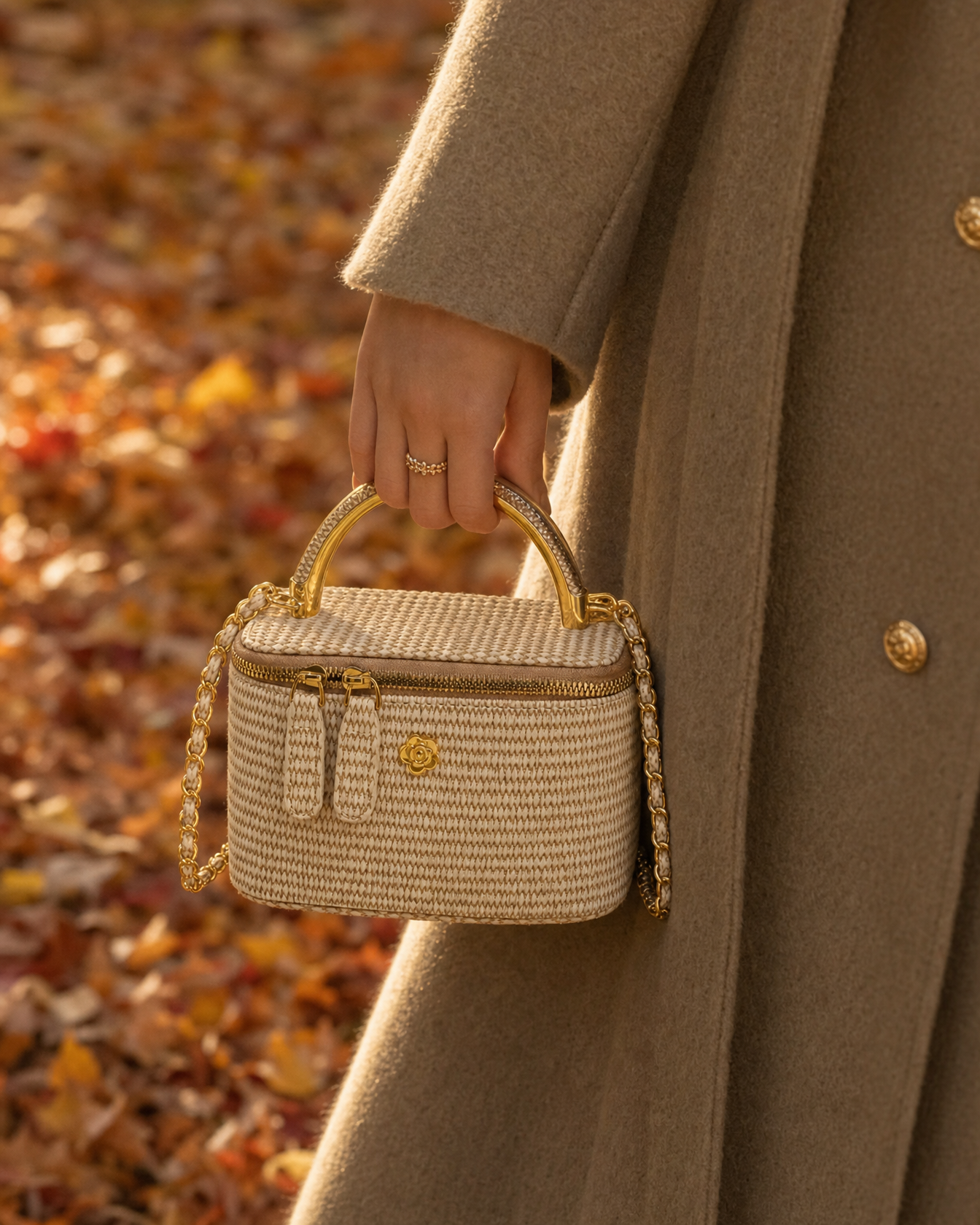 Gevlochten boxtas khaki - model met tas in de hand, herfst sfeer
