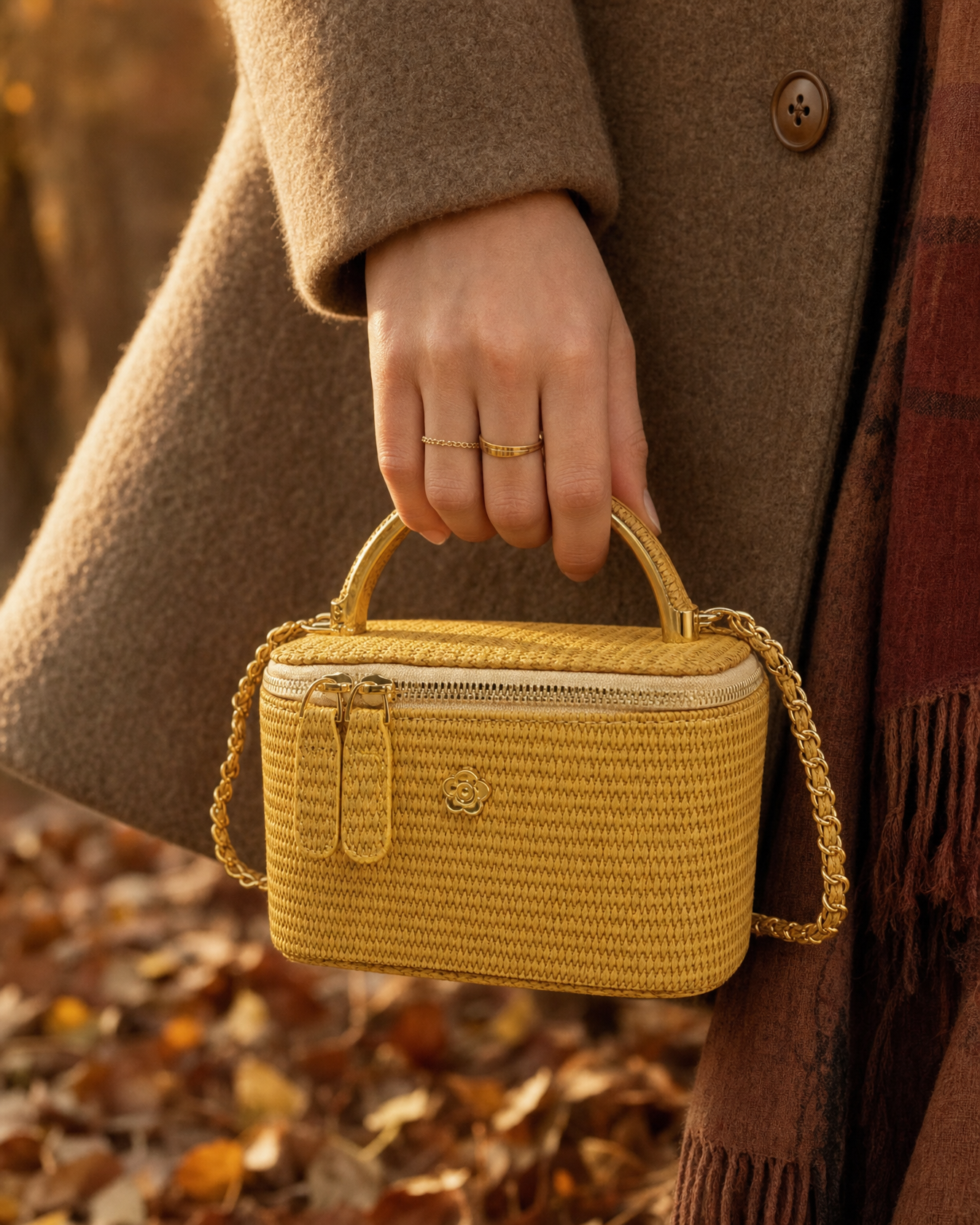 Gevlochten boxtas geel - model met tas in de hand, herfst sfeer