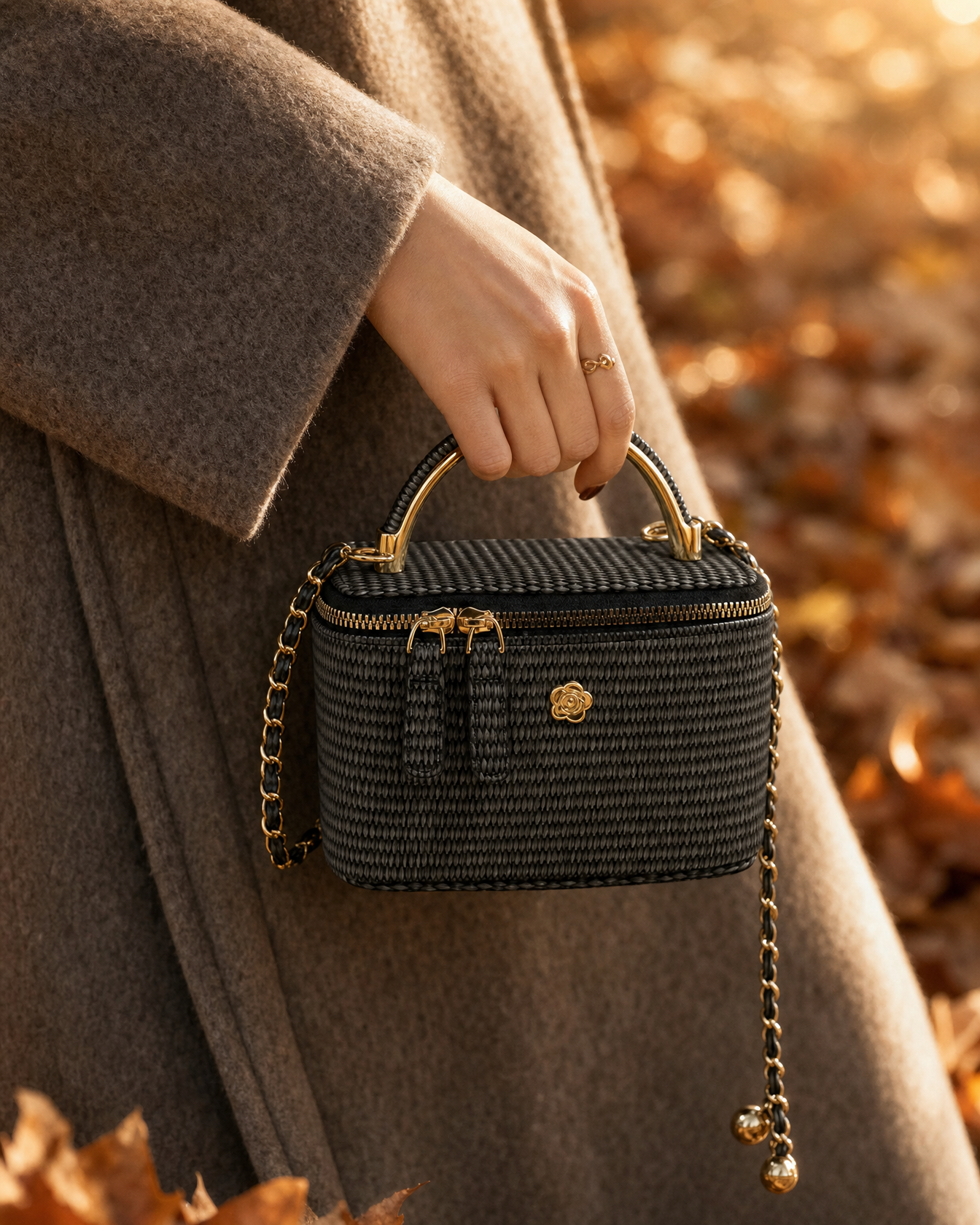 Gevlochten boxtas zwart - model met tas in de hand, herfst sfeer