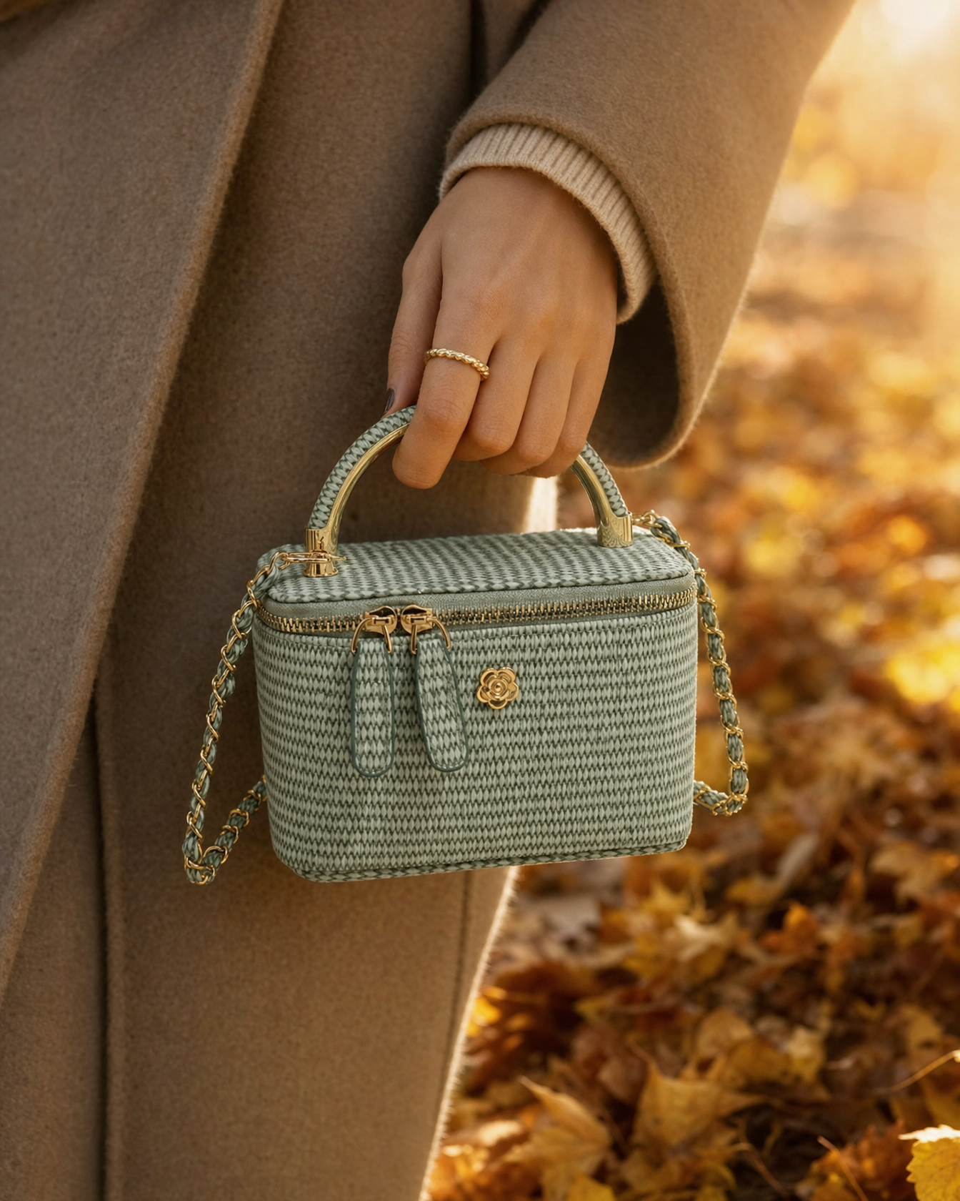 Gevlochten boxtas groen - model met tas in de hand, herfst sfeer