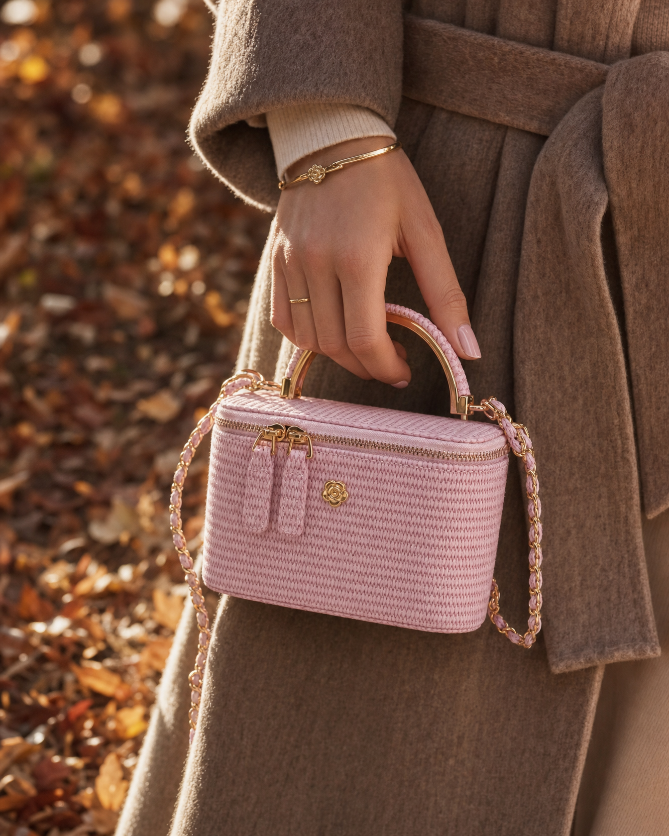Gevlochten boxtas roze - model met tas in de hand, herfst sfeer