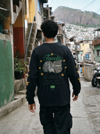 Favela Long Sleeve Brasil Edition - model draagt de achterkant met Favela print in een favela straat in Rio