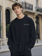 Granted in Style Long Sleeve zwart - model draagt de voorkant met R3ceived logo op een Parijse straat