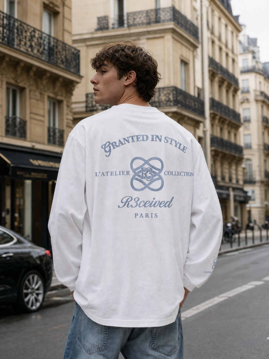 Granted in Style Long Sleeve wit - model draagt de achterkant met Granted in Style L'Atelier Paris print
