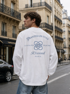 Granted in Style Long Sleeve wit - model draagt de achterkant met Granted in Style L'Atelier Paris print