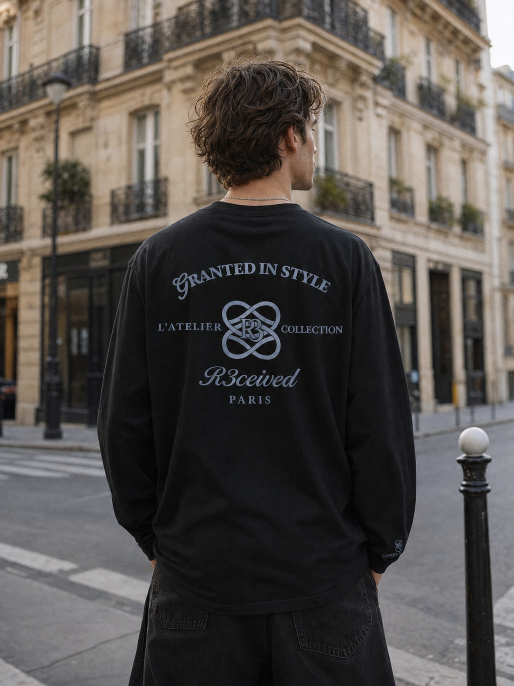 Granted in Style Long Sleeve zwart - model draagt de achterkant met Granted in Style L'Atelier Paris print