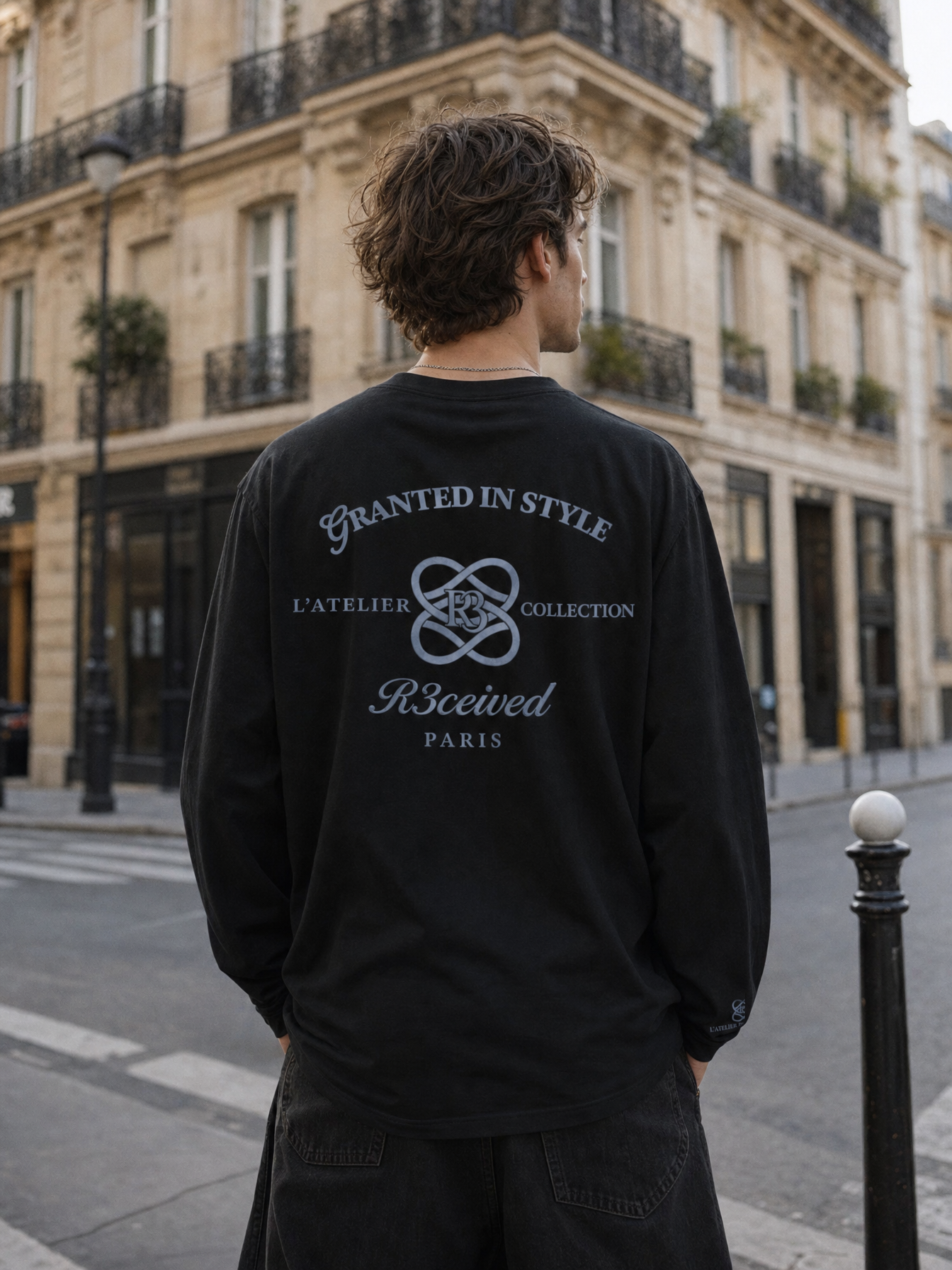 Granted in Style Long Sleeve zwart - model draagt de achterkant met Granted in Style L'Atelier Paris print