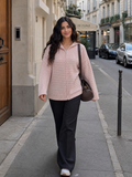 The Margot Cardigan roze - model loopt door een Parijse straat