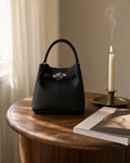 Siphora Bag zwart - op tafel met tijdschrift en kaars
