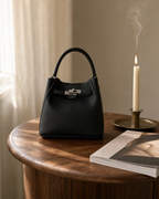 Siphora Bag zwart - op tafel met tijdschrift en kaars