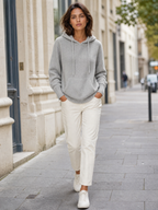 Gebreide hoodie grijs - model loopt door stadsstraat
