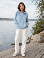 Gebreide hoodie lichtblauw - model staat bij het water