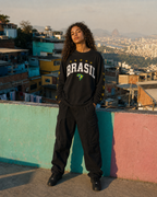 Favela Long Sleeve Brasil Edition - vrouwelijk model draagt de voorkant met BRASIL print op een favela rooftop in Rio