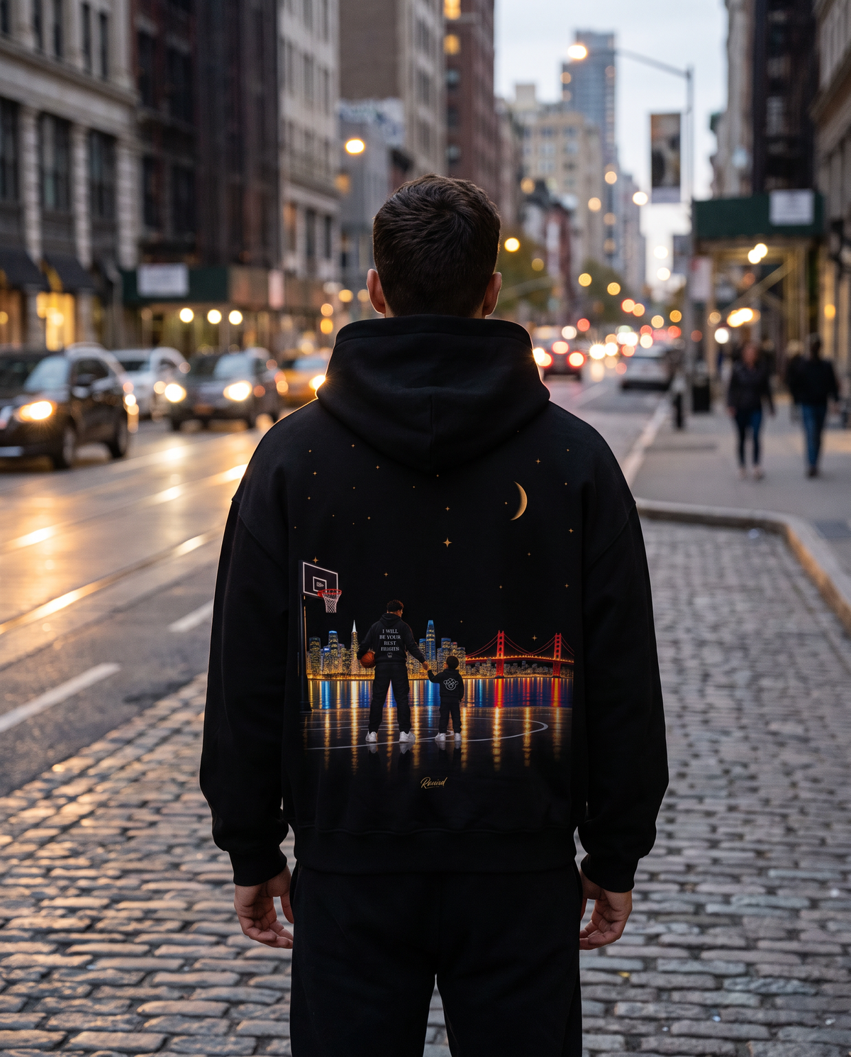 R3CEIVED Father & Son hoodie - model achterkant met print