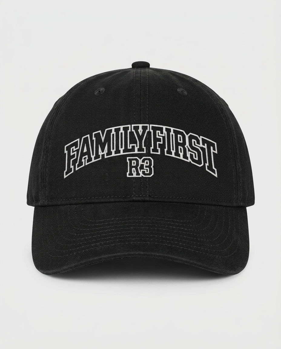 R3CEIVED Family First cap - Zwart - frontaal met logo