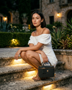 The Camille Woven Box Bag zwart - premium lifestyle foto gehurkt, natuurlijke huid